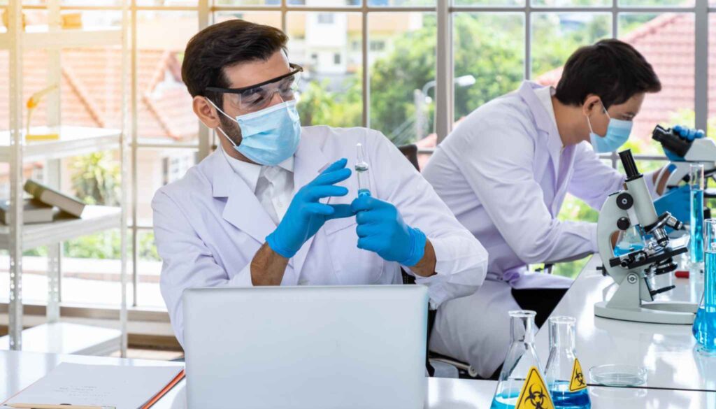 Staffs are working in a commercial lab
