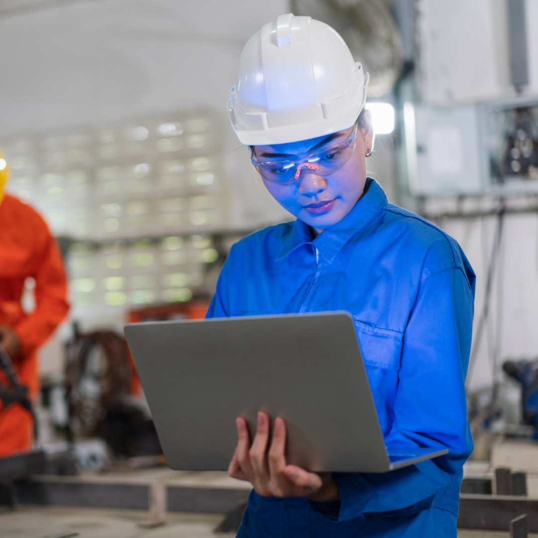 QC supervisor using QMS software for manufacturing